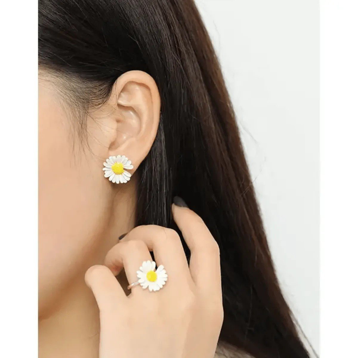 White Small Daisy Flower Stud Earrings | PSE-M29