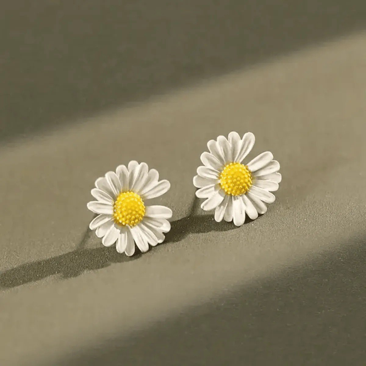 White Small Daisy Flower Stud Earrings | PSE-M29