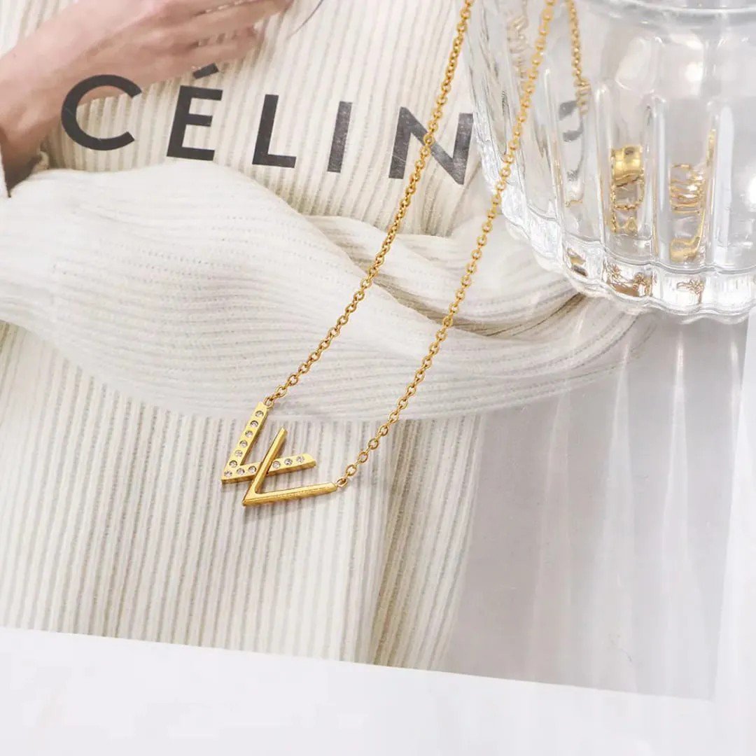 Letter W Party Diamond Pendant Necklace - view 1